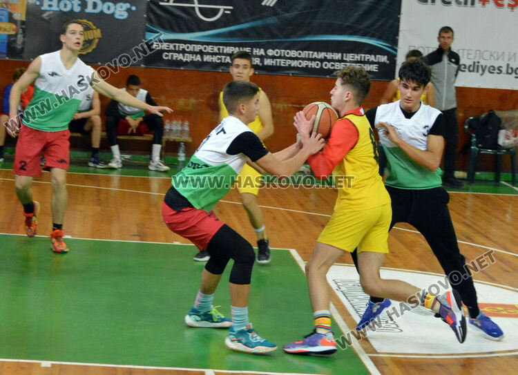 ПМГ с 3 шампионски отбора в ученическото първенство по баскетбол