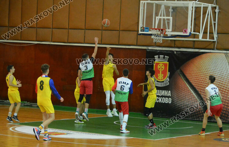 ПМГ с 3 шампионски отбора в ученическото първенство по баскетбол