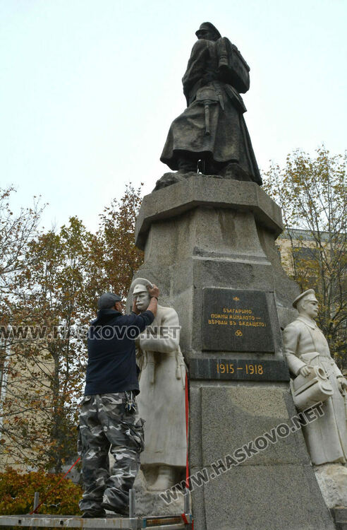 Възстановяват съборената глава на Паметника на незнайния войн