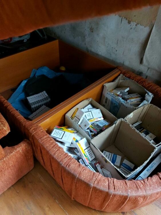 Конфискуваха над 26 000 безакцизни цигари от четири жилища и кола