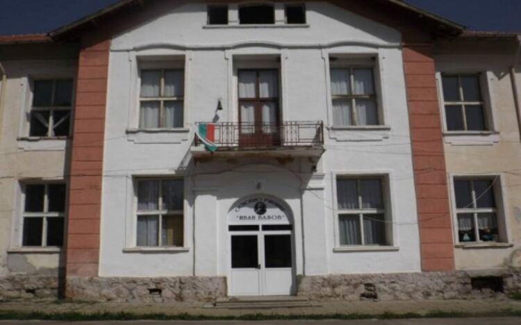 Ремонтира се сградата на училището в радомирското село Извор