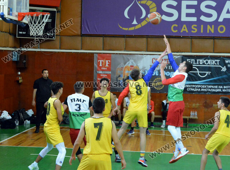 ПМГ с 3 шампионски отбора в ученическото първенство по баскетбол