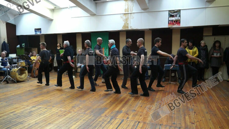 Пенсионери танцуват в Ансамбъл "Родопа", млади творци не идват заради ниското заплащане