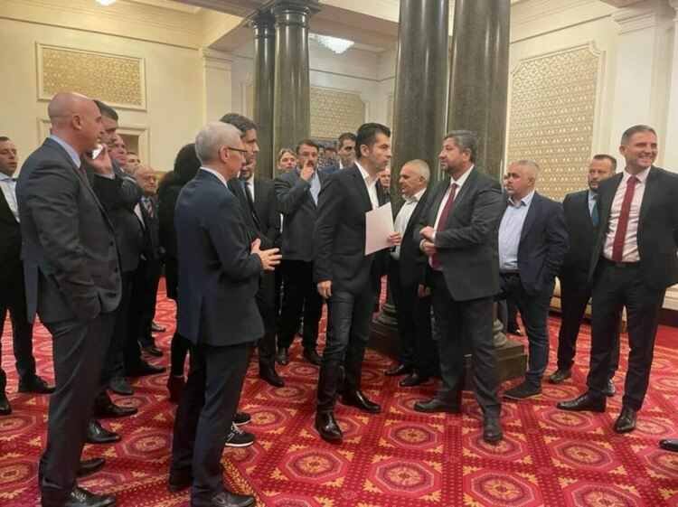 Няма да ви бъдем параванче: ПП и ДБ настояват Изборният кодекс да бъде изтеглен