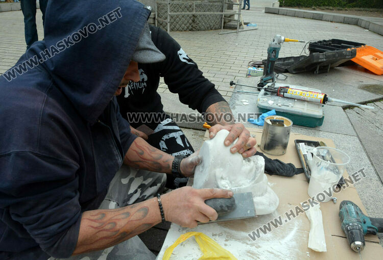 Възстановяват съборената глава на Паметника на незнайния войн