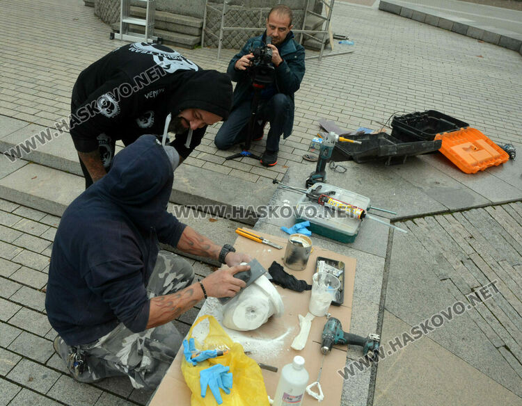 Възстановяват съборената глава на Паметника на незнайния войн