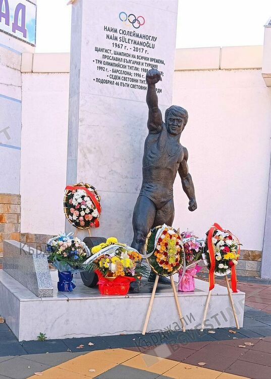 Почетоха с минута мълчание Наим Сюлейманоглу