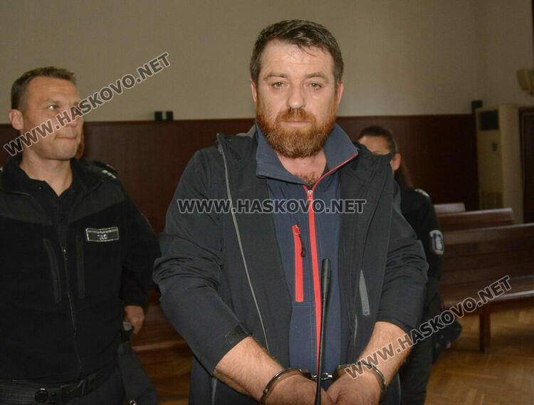 Задържаният със самоделните бойни пистолети знаел, че са газови