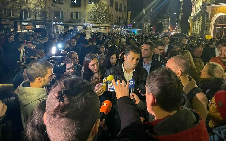 Протест срещу хартиената бюлетина напълни площада пред парламента