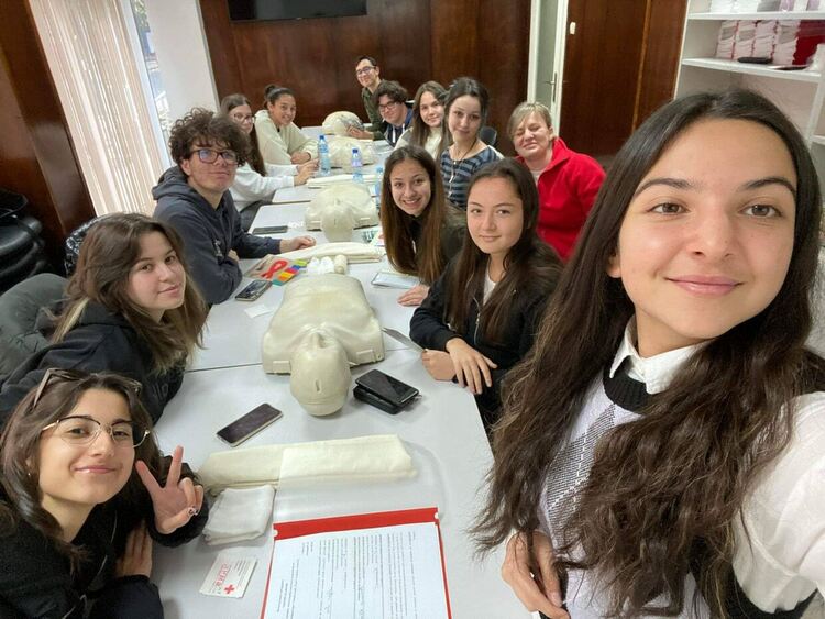 Оспорвана надпревара за координаторския пост на клуб "Сподели усмивка"в Езиковата