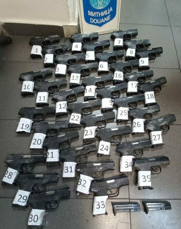 Задържаният със самоделните бойни пистолети знаел, че са газови