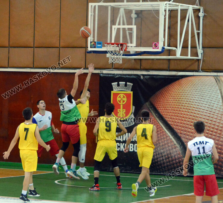 ПМГ с 3 шампионски отбора в ученическото първенство по баскетбол