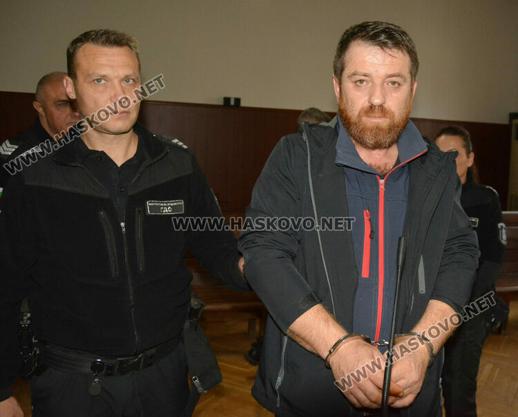 Задържаният със самоделните бойни пистолети знаел, че са газови