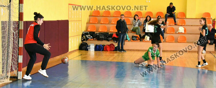 Хандбалният тим на девойките на Хасково загуби и в двата си последни мача за годината