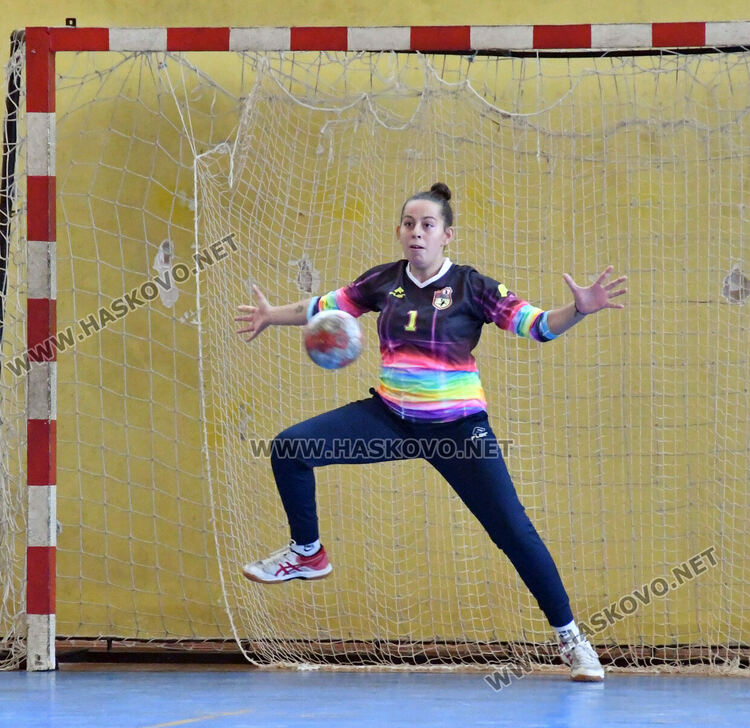 Хандбалният тим на девойките на Хасково загуби и в двата си последни мача за годината