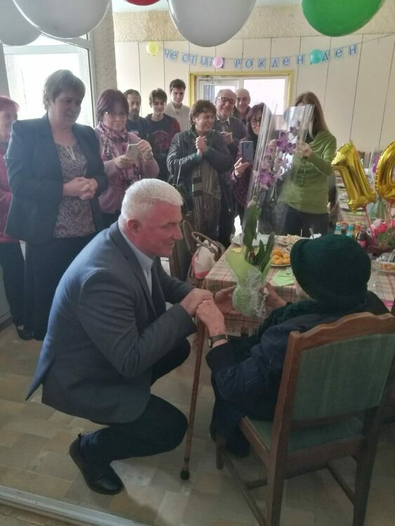 Гина Аролска (баба Попадия) от село Хвойна отбеляза тържествено своята 100-годишнина