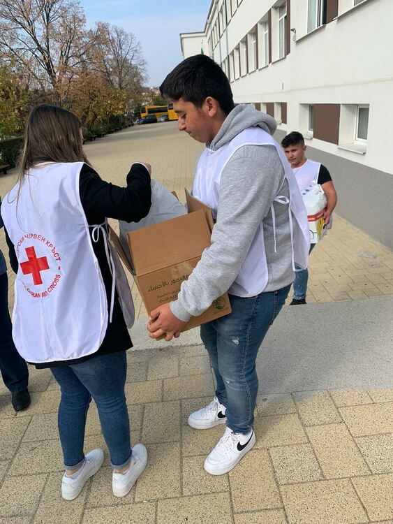 Доброволци от БМЧК раздадоха 100 хранителни пакета на нуждаещи се деца в областта