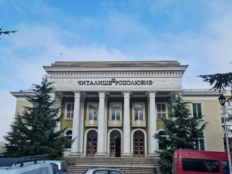 Ремонтът на читалище "Родолюбие" протича по план