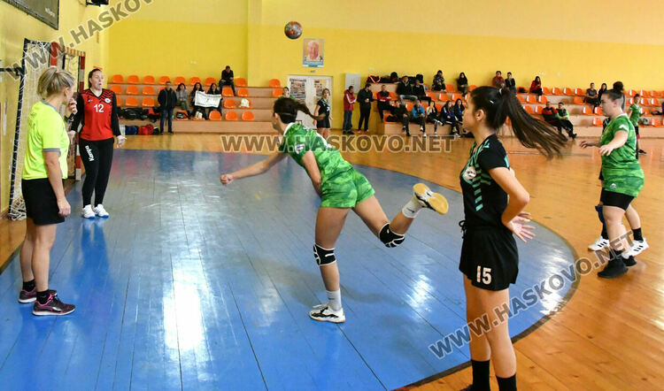 Хандбалният тим на девойките на Хасково загуби и в двата си последни мача за годината