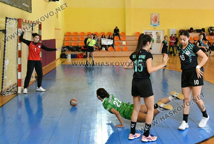 Хандбалният тим на девойките на Хасково загуби и в двата си последни мача за годината