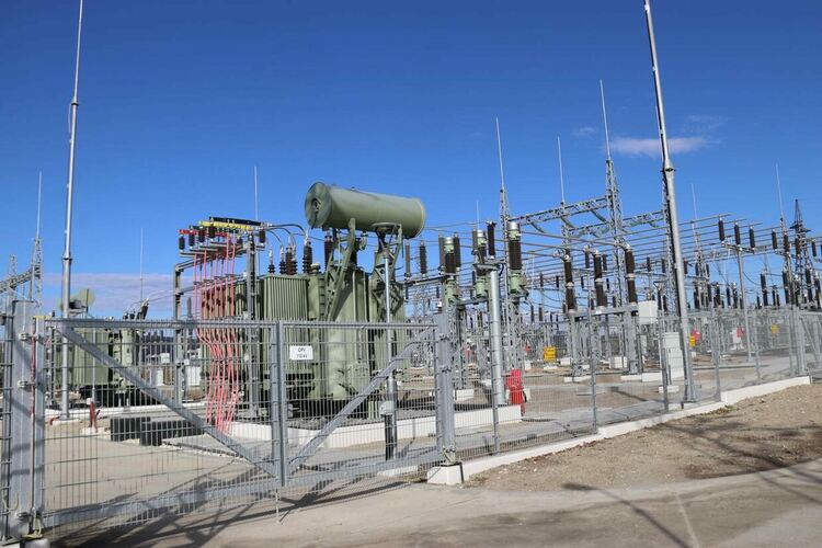 Министърът на енергетиката инспектира реконструкцията на една от най-старите подстанции край Девня