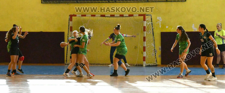 Хандбалният тим на девойките на Хасково загуби и в двата си последни мача за годината