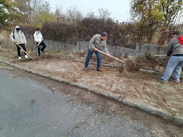 Ученици почистиха района на школо с помощта на Общината