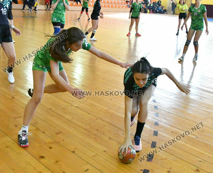 Хандбалният тим на девойките на Хасково загуби и в двата си последни мача за годината