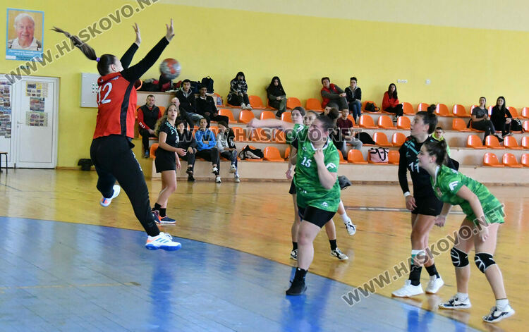 Хандбалният тим на девойките на Хасково загуби и в двата си последни мача за годината