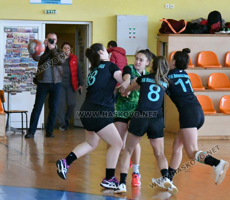 Хандбалният тим на девойките на Хасково загуби и в двата си последни мача за годината