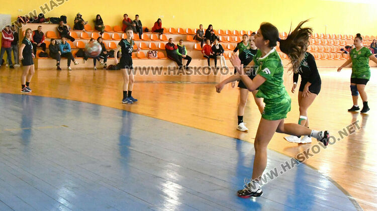 Хандбалният тим на девойките на Хасково загуби и в двата си последни мача за годината