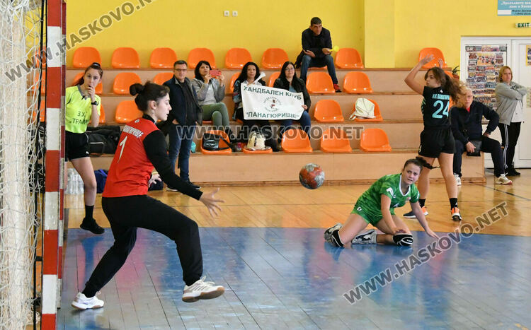 Хандбалният тим на девойките на Хасково загуби и в двата си последни мача за годината