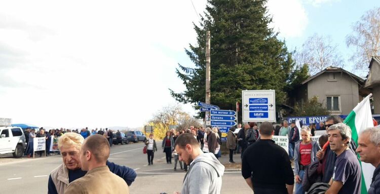 Протест затвори пътя Асеновград - Кърджали на разклона за село Горнослав