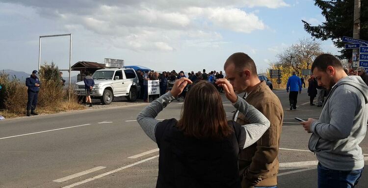 Протест затвори пътя Асеновград - Кърджали на разклона за село Горнослав