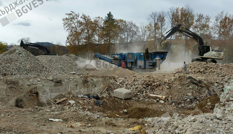 Сградата на Тютюнева промишленост се стопи в бетонови фракции