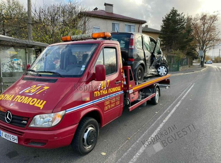 Два автомобила се сблъскаха на ул.&rdquo;Първи май&rdquo; в следобедните часове,бързо бе освободен  трафика