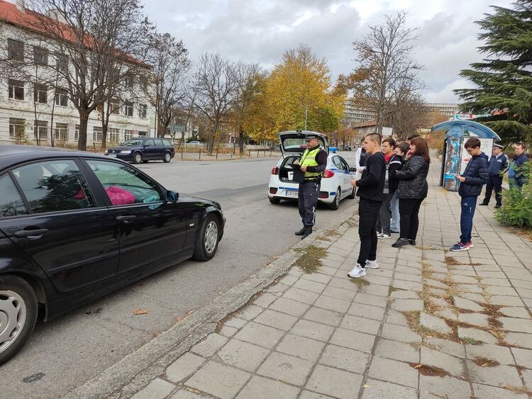 Пътни полицаи и ученици в съвместна акция за проверки на водачи за алкохол и наркотици в Кърджали