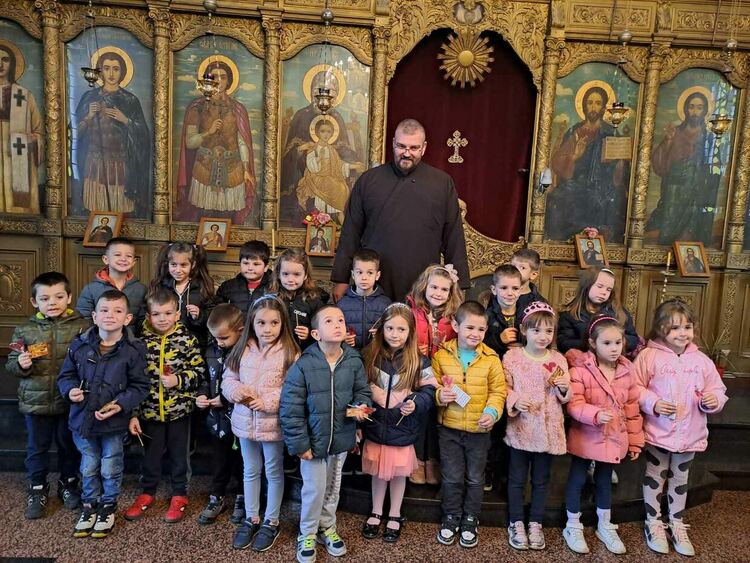 Малчугани от Първомай изнесоха празнични програми в църквата