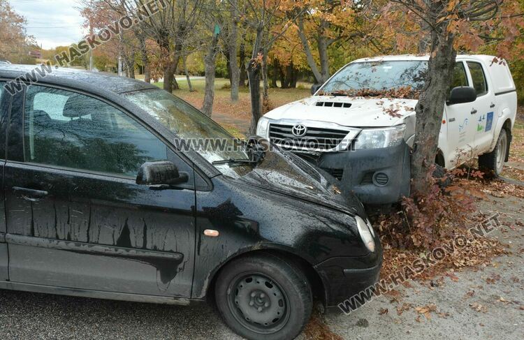 Млада шофьорка заби колата си в паркиран пикап по пътя за Кенана