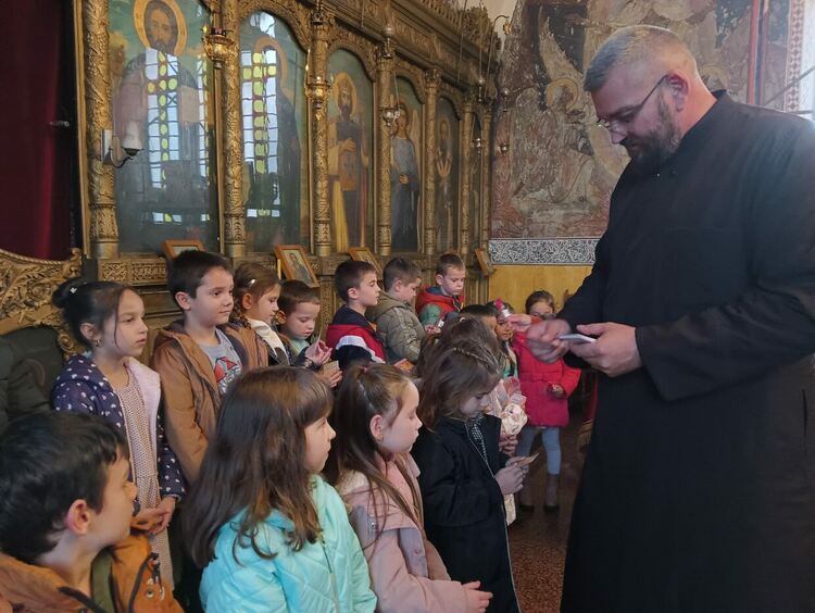 Малчугани от Първомай изнесоха празнични програми в църквата