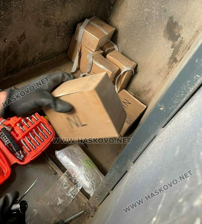 30 кг сребърни бижута извадиха от тайници в автобус на пункта „Капитан Андреево“