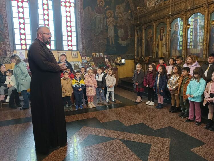 Малчугани от Първомай изнесоха празнични програми в църквата