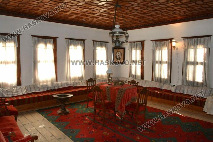 Кокони от старо Хасково показаха традициите в Паскалевата къща в Деня на християнското семейство