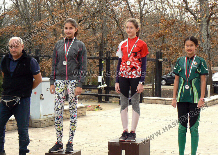 Два медала в спортното ориентиране за  Елица Ксиаопу 