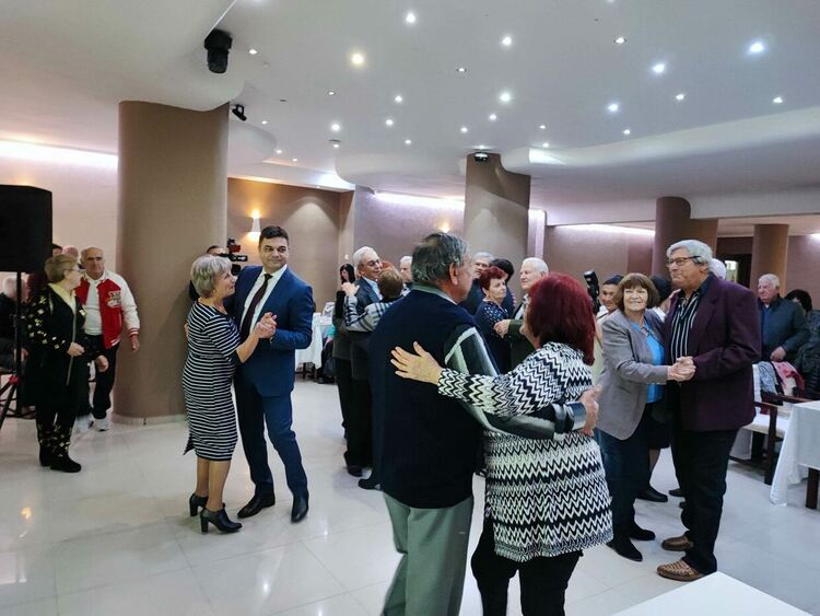 В Деня на християнското семейство кмета Иво Димов посрещна 37 дълголетни семейни двойки