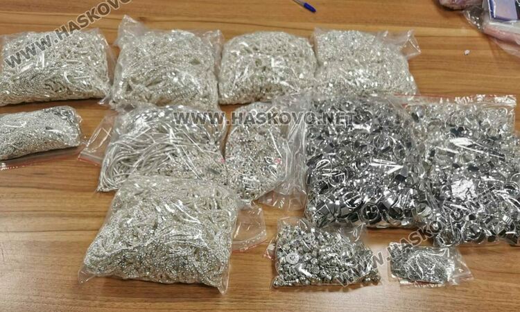 30 кг сребърни бижута извадиха от тайници в автобус на пункта „Капитан Андреево“