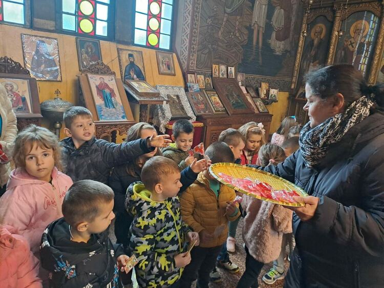 Малчугани от Първомай изнесоха празнични програми в църквата