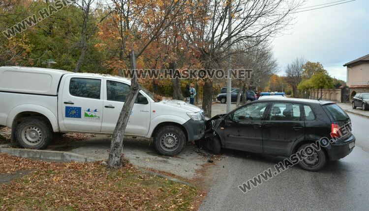 Млада шофьорка заби колата си в паркиран пикап по пътя за Кенана