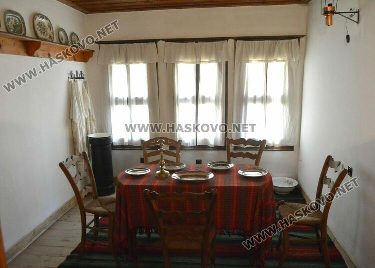 Кокони от старо Хасково показаха традициите в Паскалевата къща в Деня на християнското семейство