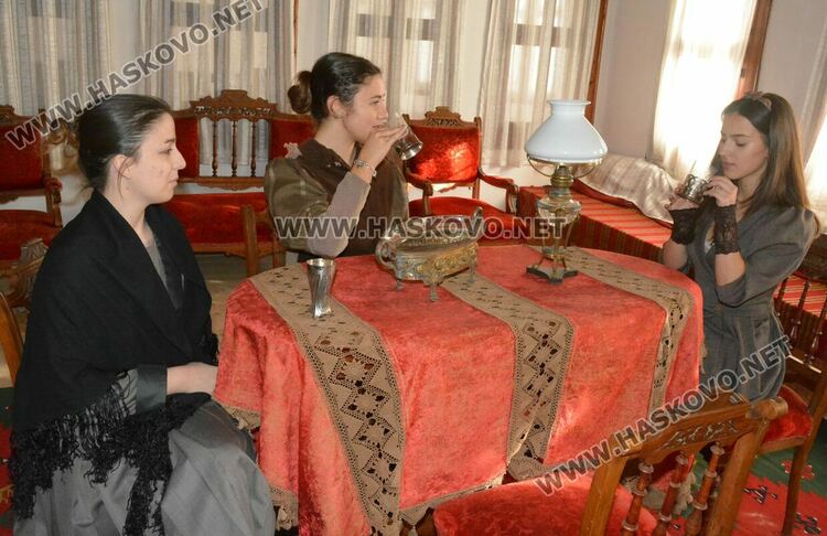 Кокони от старо Хасково показаха традициите в Паскалевата къща в Деня на християнското семейство